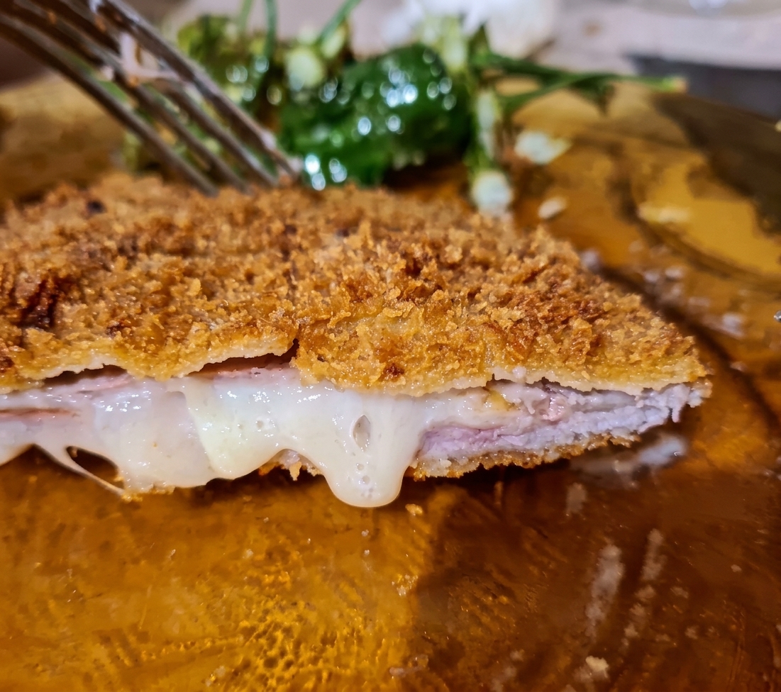 Cachopo recién hecho, abierto al corte