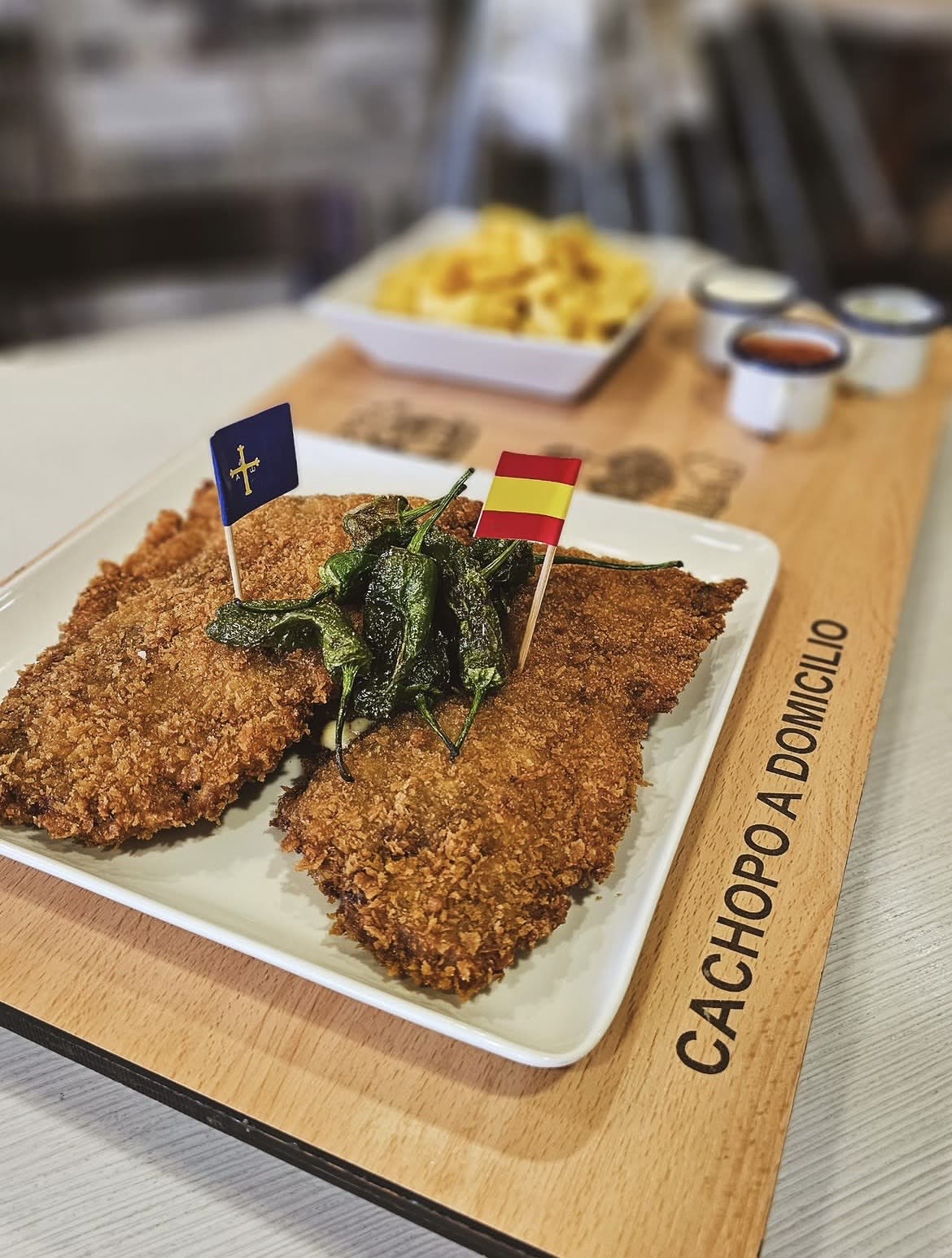 Cachopo servido en tabla de madera