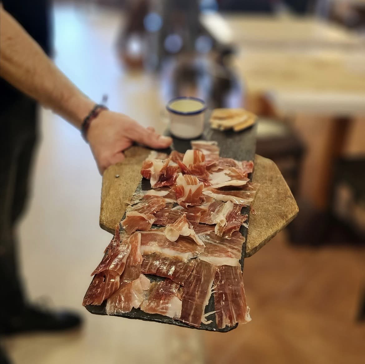 Tabla de jamón ibérico cortado a cuchillo