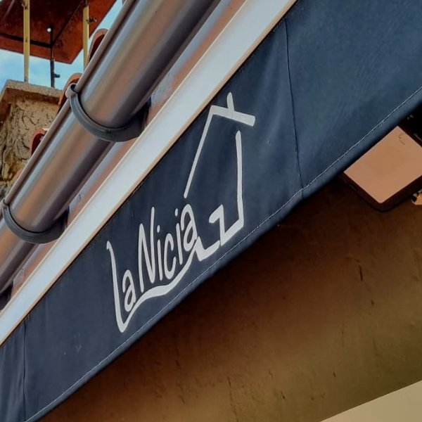 Toldo de la entrada con el logotipo de La Nicia